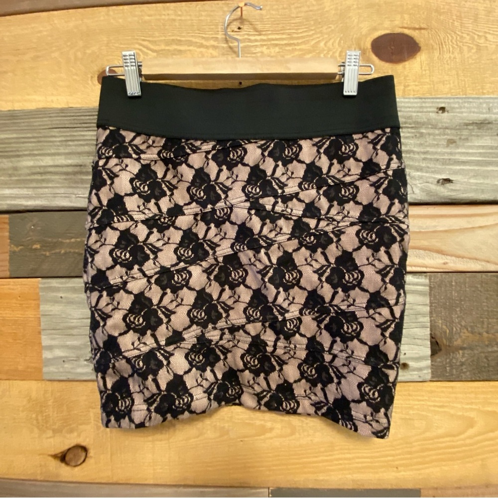 10/$20 NWOT Stoosh lace overlay miniskirt - Picture 2 of 9